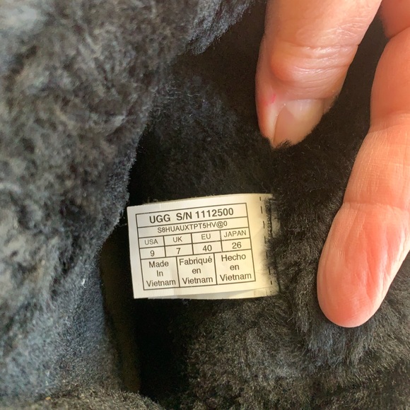 UGG Classic Black Mini Fluff Spill Seam Boot (9) S/N 1112500 🌴 - Picture 6 of 13